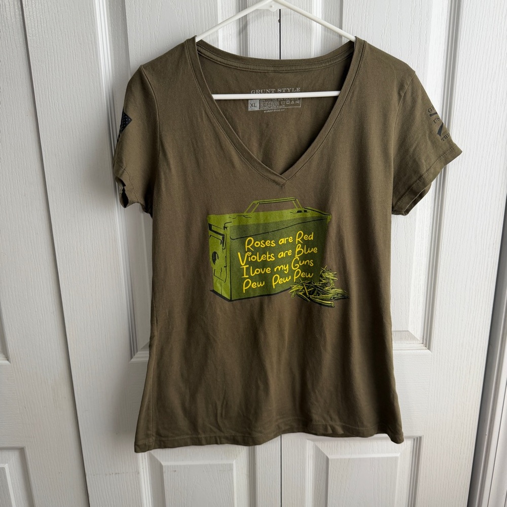 Grunt Style v neck tee roses are red size XL